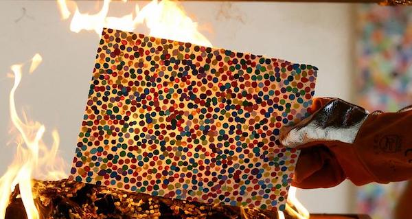 The Currency: Damien Hirst brucia le sue opere d'arte fisiche